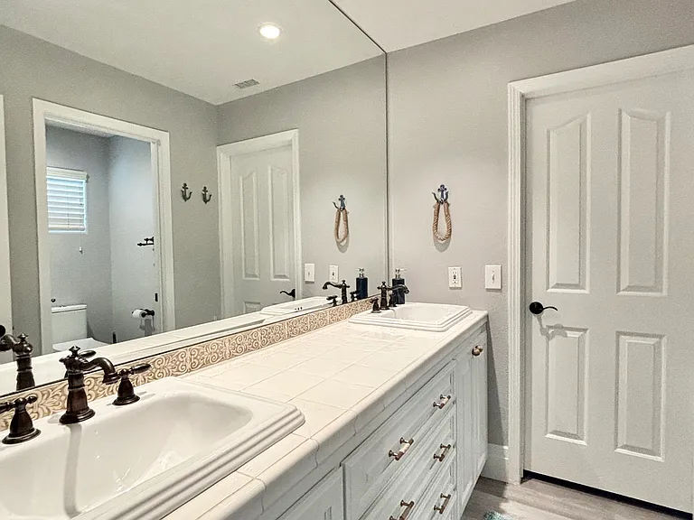 Upstairs Jack & Jill full bathroom