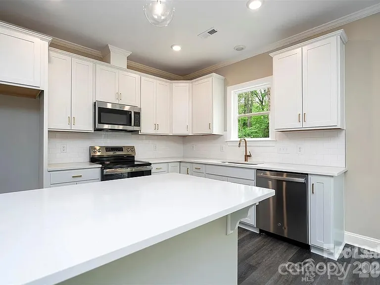 1721 Balfour Ln — Photo 6