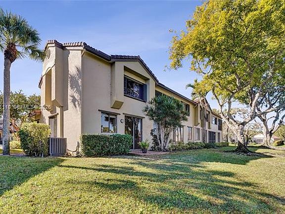 5th image of 1025 NW 105th Way #Townhouse B-141