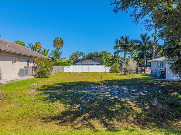 849 101st Ave N, Naples, FL 34108