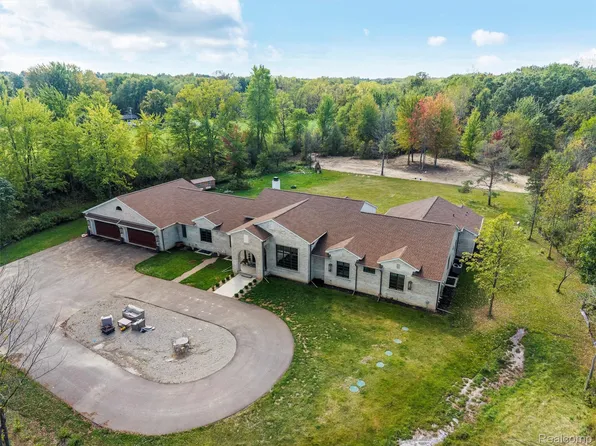 8799 S Rushton Rd, South Lyon, MI 48178