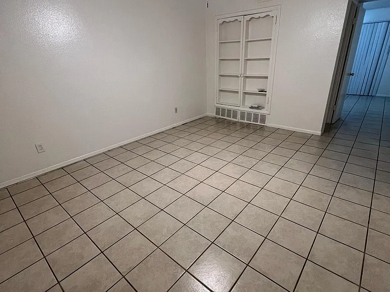 517 Palomas Dr SE #D — Photo 9