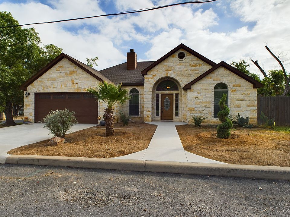 1st image of 702 E San Antonio St