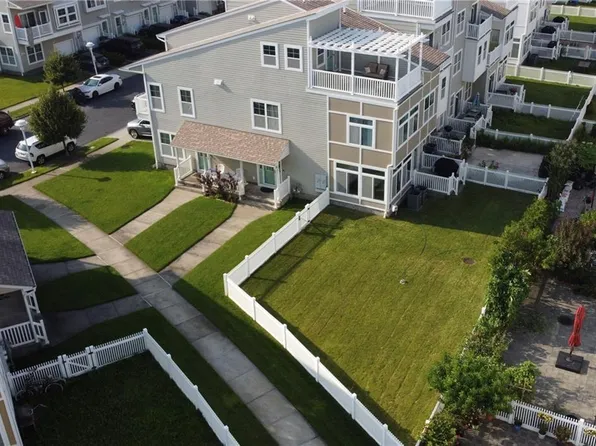 168 Sea Grass Ln, Far Rockaway, NY 11692