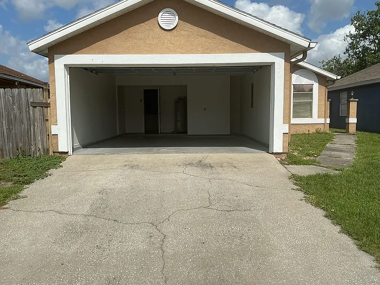 1044 Winterberry Ln — Photo 3