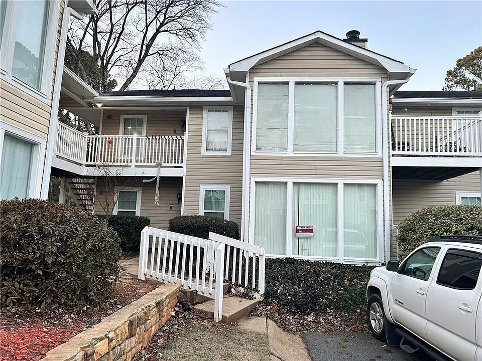 1st image of 702 Augusta Dr SE