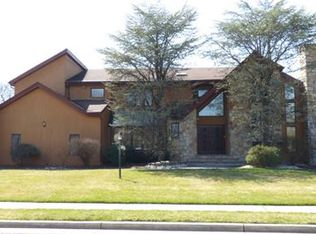 3 Rio Vista Dr, Edison, NJ 08820