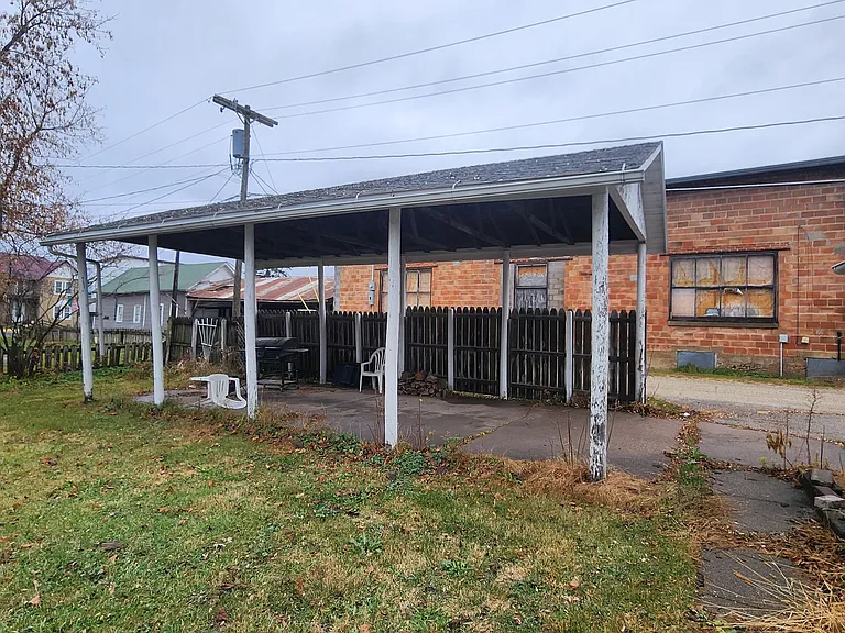 110 E Snow St — Photo 17