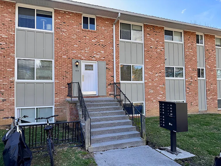 Renovated Apartment Close to VT — Photo 15