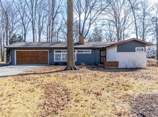 5819 W Hills Rd, Fort Wayne, IN 46804