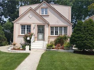 16 Birch Ln, Valley Stream, NY 11581