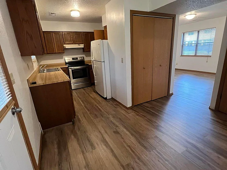 1036 Village Ln — Photo 4