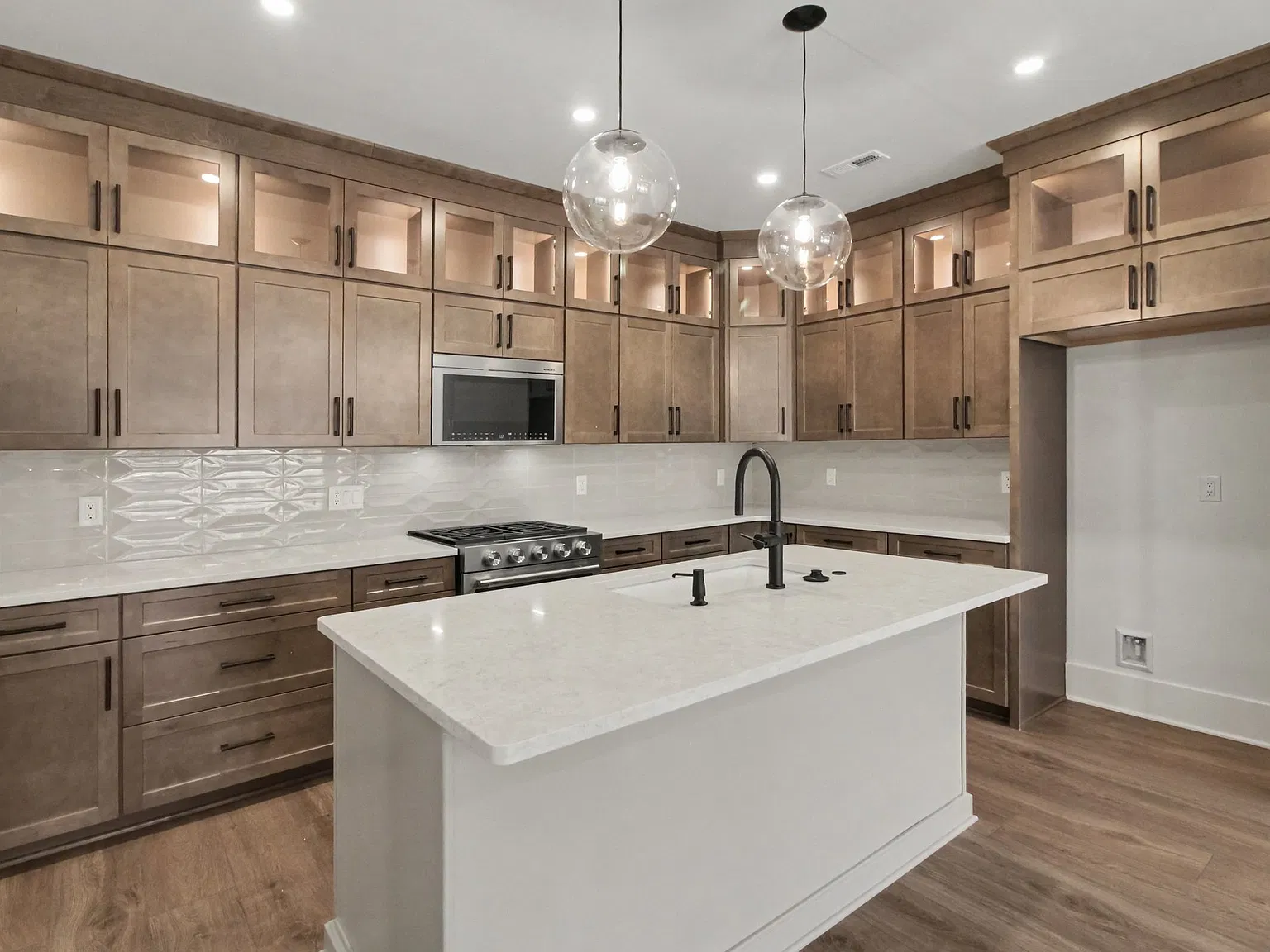 3 bed, 1709 sqft, $4,500 — Photo 3