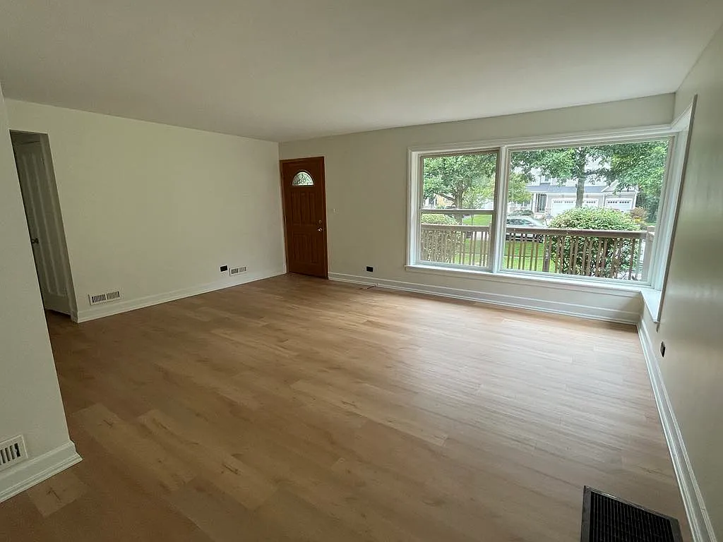 4 bed, 1073 sqft, $3,100 — Photo 2