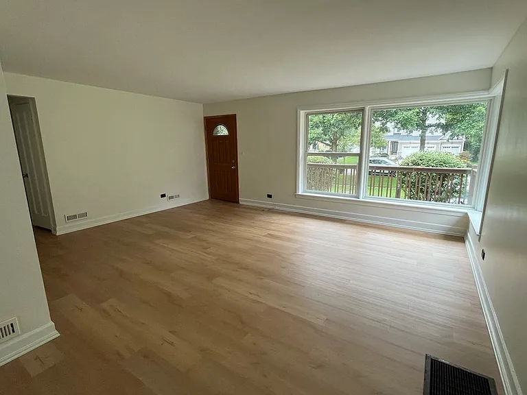 127 S Forest Ave — Photo 2