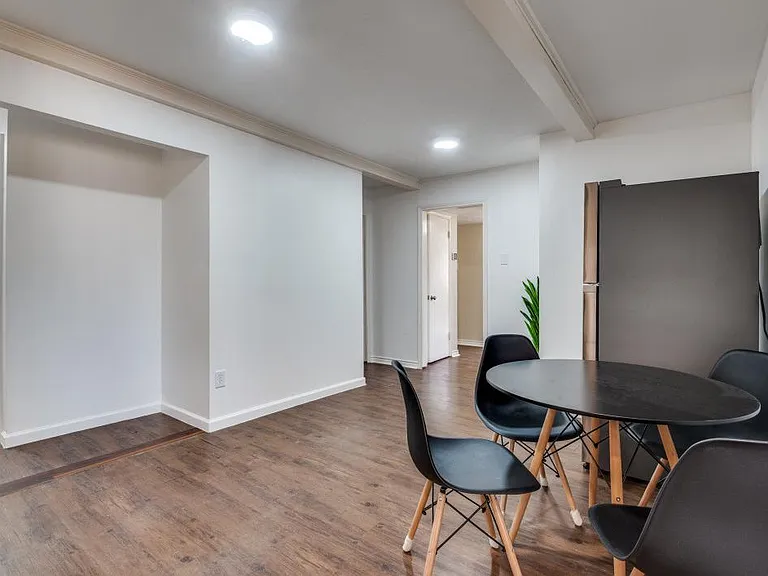 Brook Valley Ln — Photo 2