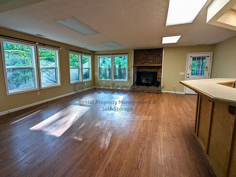 1096 Boone Rd — Photo 12