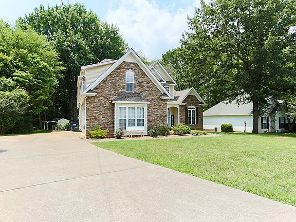 3rd image of 404 Sunnycrest Dr