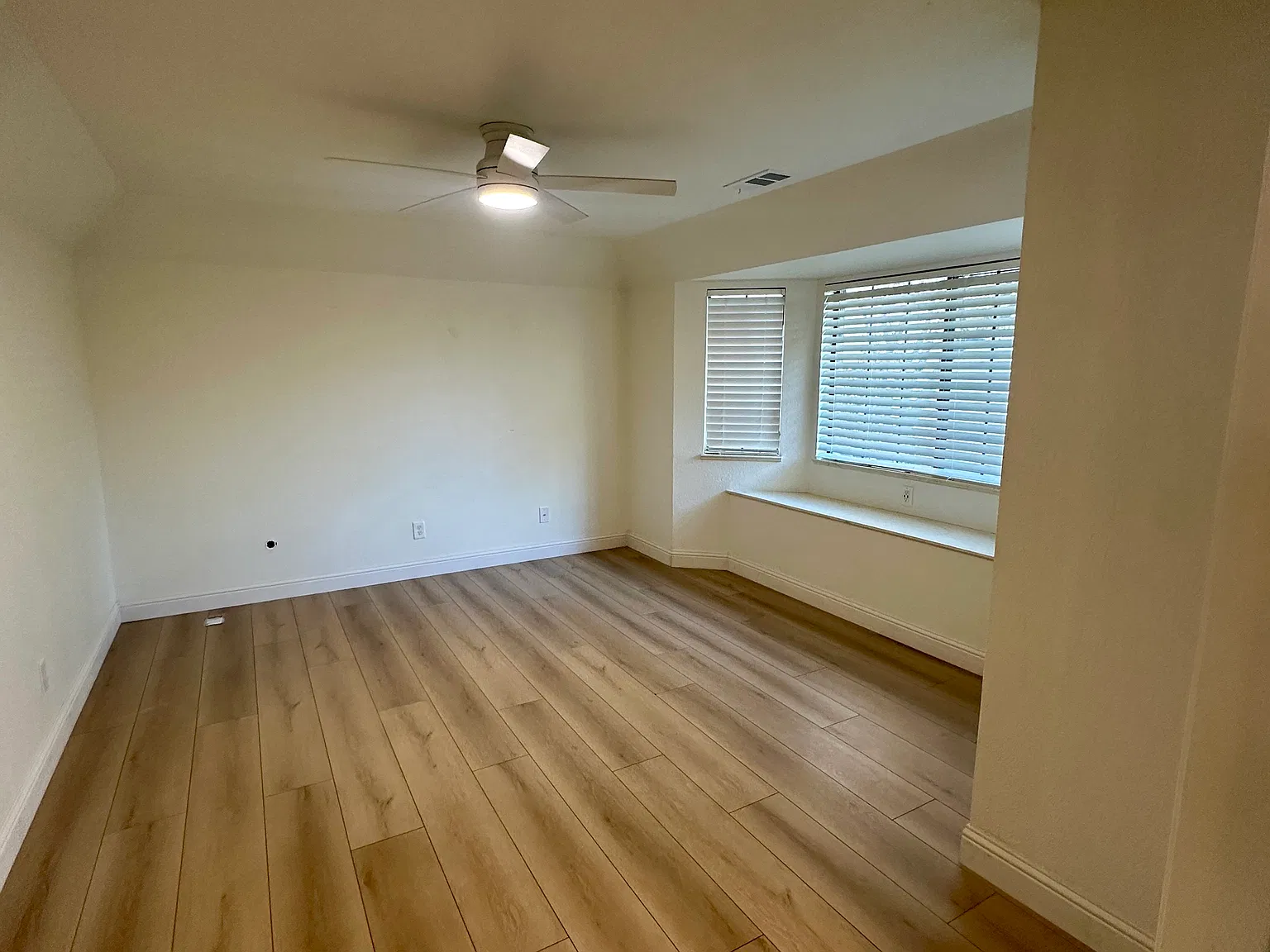 5 bed, 2157 sqft, $3,200 — Photo 3