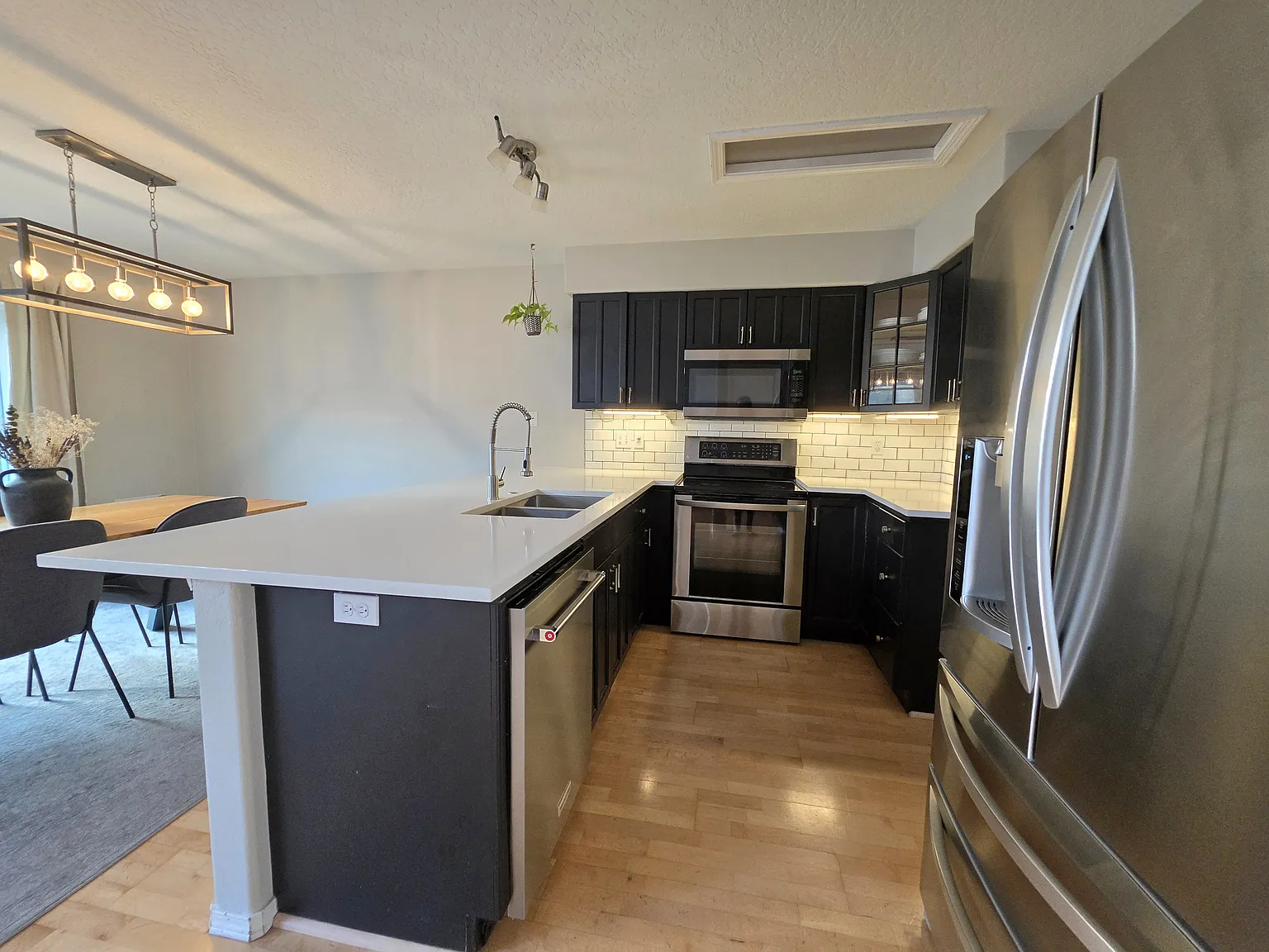 3 bed, 2.5 bath, 1397 sqft, $2,450 — Photo 2