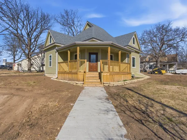 100 E 8th St, Onaga, KS 66521