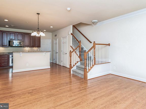 3rd image of 20646 Sibbald Sq