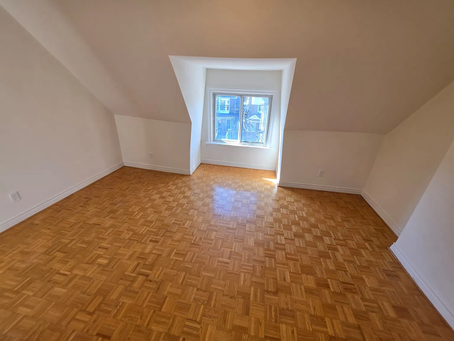 4 bed, 3000 sqft, $4,950 — Photo 4