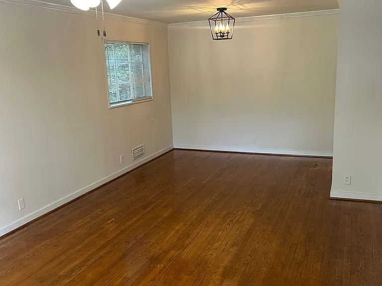 1525 Melrose Pl — Photo 2
