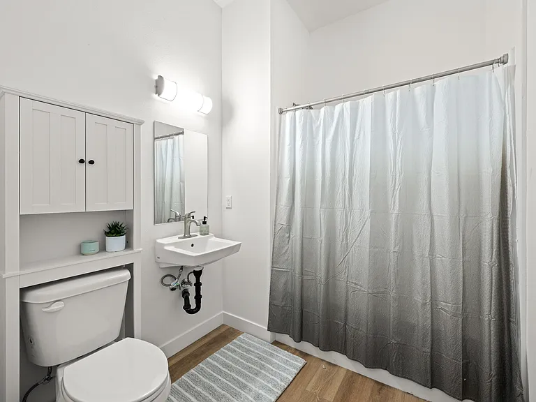 4347 Woodlawn Ave — Photo 9