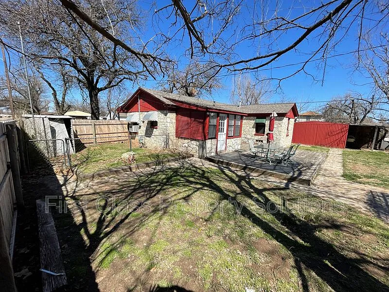 2 bed, 1.0 bath, 1005 sqft, $1,100 — Photo 2