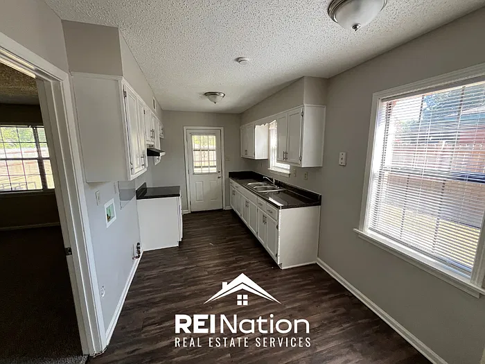 3 bed, 1.0 bath, 1095 sqft, $1,275 — Photo 4