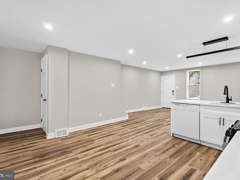 1908 N Croskey St — Photo 12