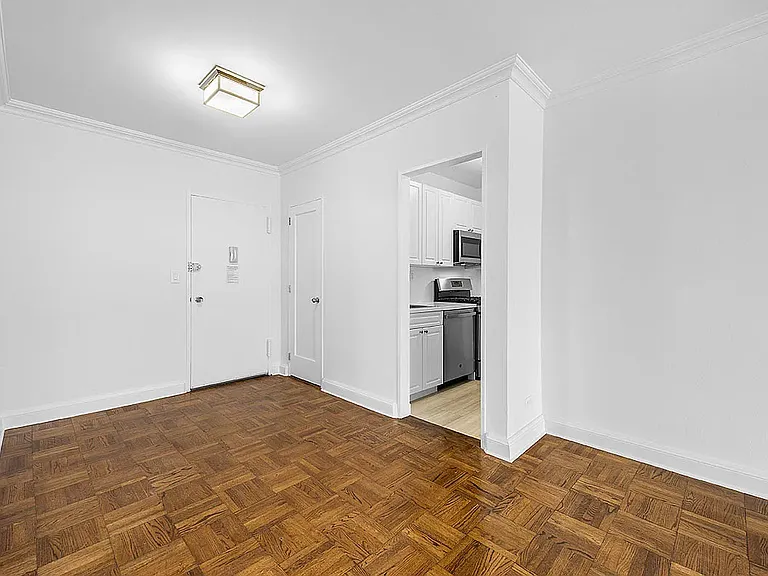215 E 68th St #7R — Photo 3