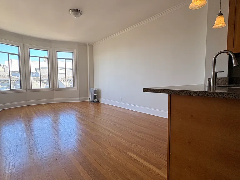 Russian Hill Apartments — Photo 23