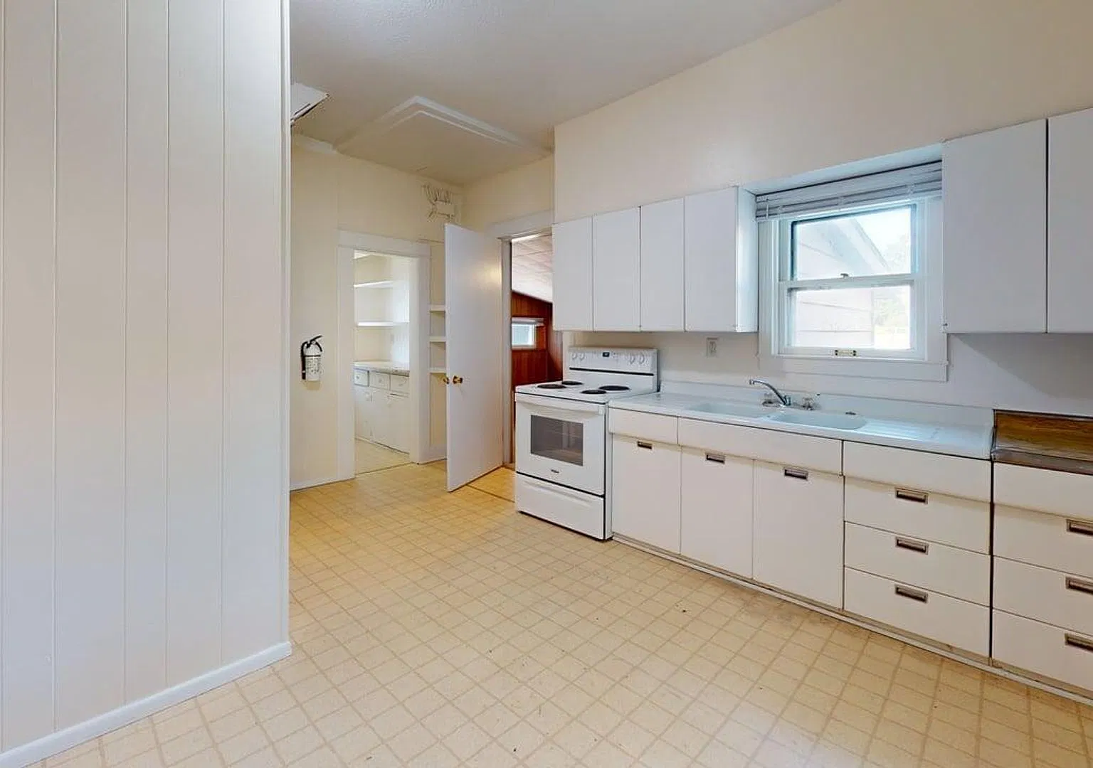 Comfortable Old Home converted into Apartments — Photo 3