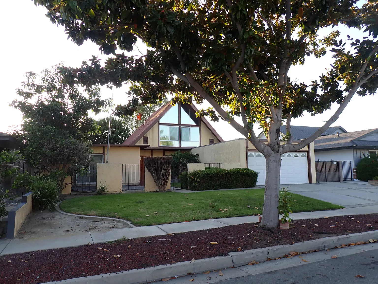 5 bed, 2147 sqft, $5,450 — Photo 2
