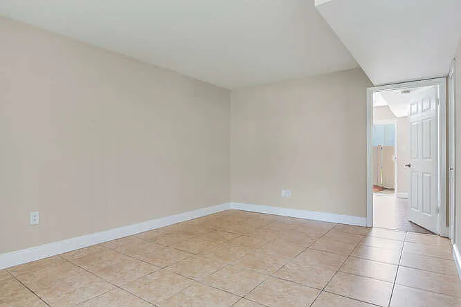 Chateau Apartments — Photo 48