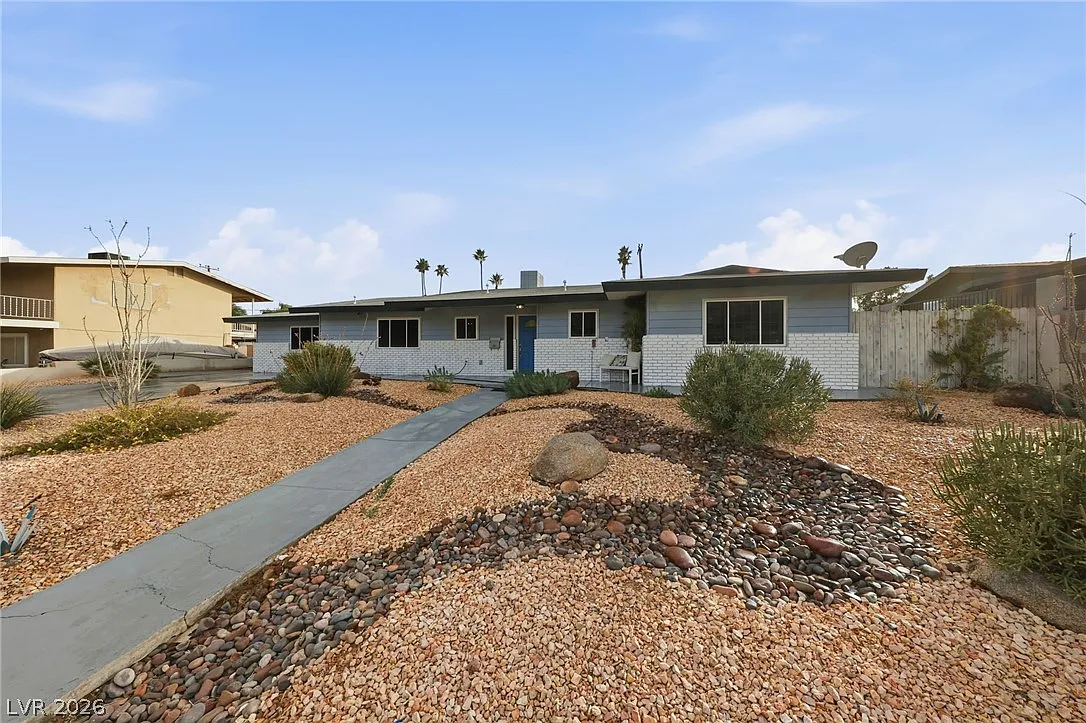4 bed, 2.0 bath, 2170 sqft, $3,000 — Photo 1