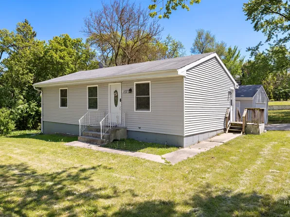 502 E Oak St, Lake In The Hills, IL 60156