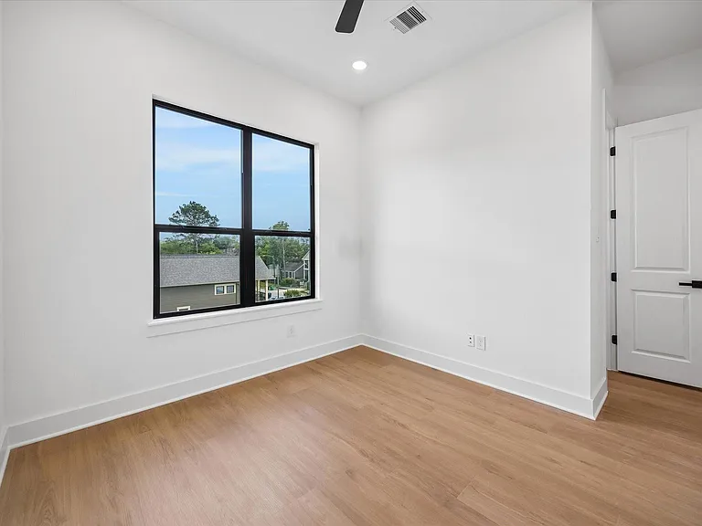 1325 W 22nd St — Photo 22