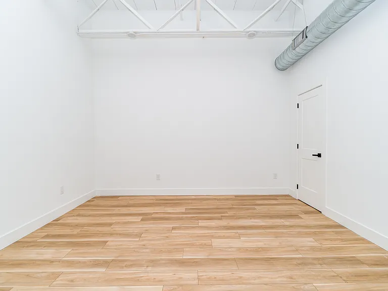 2700 E Auburn St — Photo 44