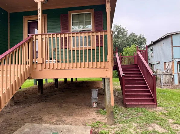 6717 Hawthorne Rd, Hitchcock, TX 77563