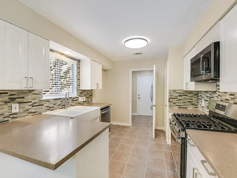 6808 Luckenbach Ln — Photo 9