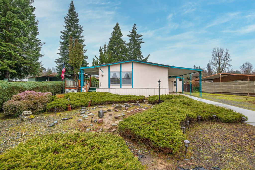 1077 Lee Roze Ln, Grants Pass, OR - View 2