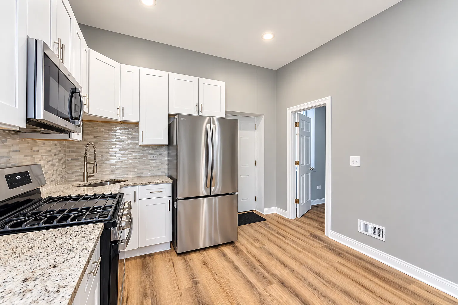 3 bed, 1080 sqft, $2,000 — Photo 3