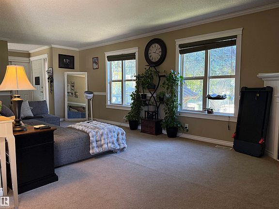 5th image of 153 Maple Cres