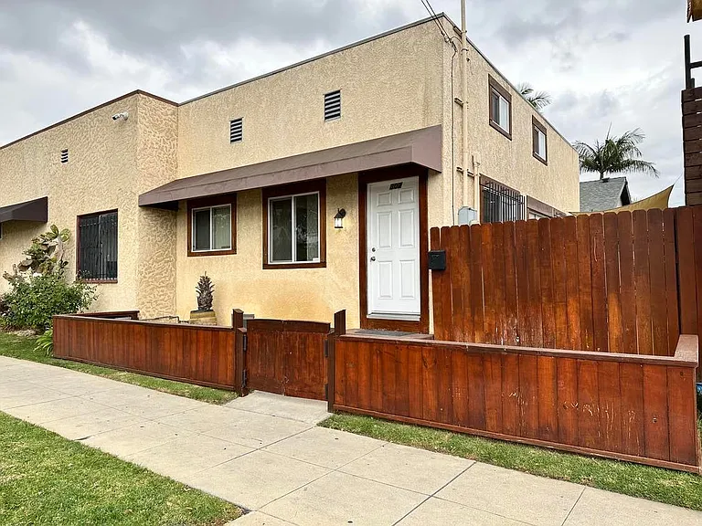 302 S Inglewood Ave — Photo 1