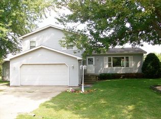 1001 Maple Ln, Sterling, IL 61081