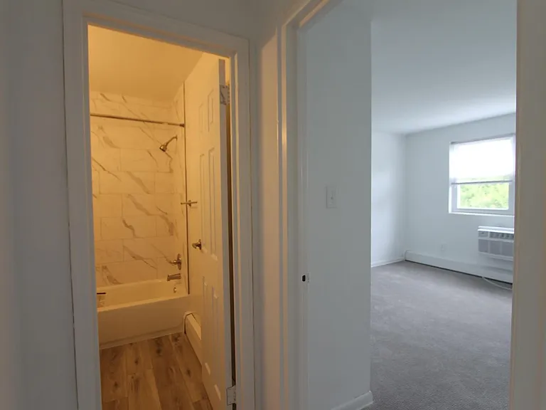 West Walnut Lane Apartments — Photo 26