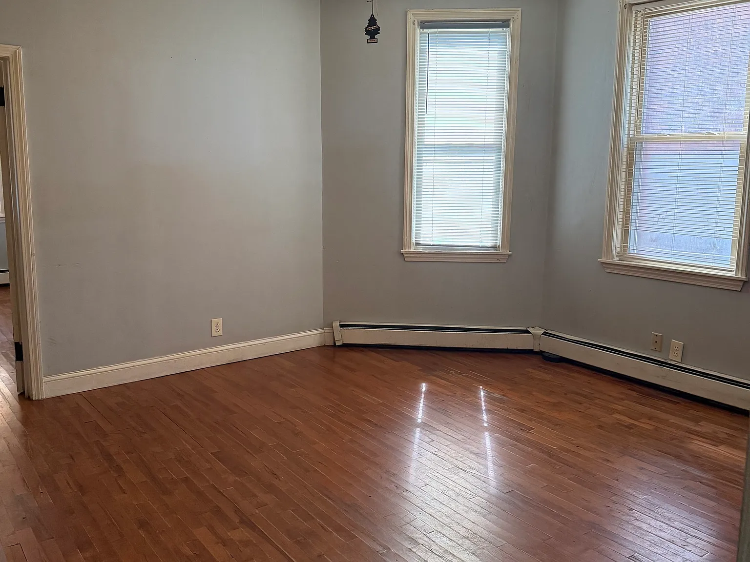 3 bed, 1.0 bath, 1427 sqft, $1,900 — Photo 1